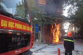 Cháy đùng đùng trên cột điện, lan sang nhà dân