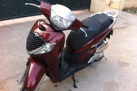 Ai là chủ của những chiếc xe máy, ô tô này?