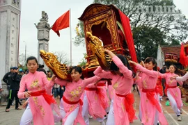 Trinh nữ dưới "vũ điệu” vòng xoay của kiệu rước