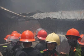 Cháy lớn tại Tổng kho Nam sông Hồng, nhiều tiếng nổ phát ra