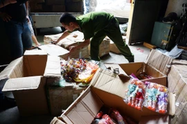 Bắt giữ lô giày, dép nghi nhái thương hiệu nổi tiếng