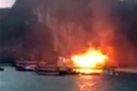 Tàu du lịch cháy dữ dội trên vịnh Hạ Long