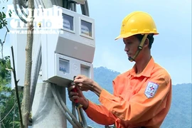 Người dân xã "bệnh lạ" phấn khởi "đón" điện về trước Tết Đinh Dậu