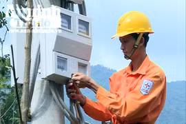 Người dân xã "bệnh lạ" phấn khởi "đón" điện về trước Tết Đinh Dậu