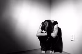 Trầm cảm, mẹ siết cổ con gái 1 tuổi