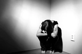 Trầm cảm, mẹ siết cổ con gái 1 tuổi