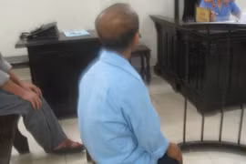 Ông lão chăn vịt đòi tăng bồi thường với đứa cháu bị "thiểu năng"