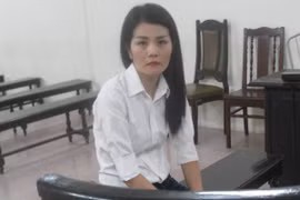 "Má mì" kiêm gái bán dâm giữ thói quen "làm dáng" ngay cả khi… hầu tòa