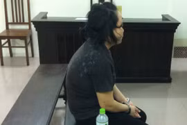 Cụ bà lưng còng khóc không thành tiếng vì đứa cháu gái… hư thân