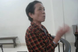 Người đàn bà đâm cán bộ tiếp dân "nổi loạn", tòa án phải… "bó tay"