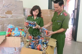 Đồ chơi Trung Quốc tập kết ngay tại chợ Đồng Xuân giáp Trung thu