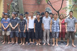 “Phi thân” từ tầng 2 như phim hành động, 6 con bạc gãy chân