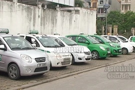 Hà Nội: “Taxi dù” hết cửa làm ăn bên ngoài bến