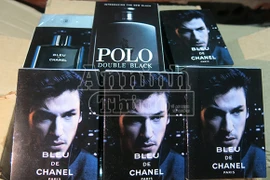 Sốc: Nước hoa Chanel, Gucci… đổ đống ngoài bãi xe