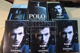 Sốc: Nước hoa Chanel, Gucci… đổ đống ngoài bãi xe