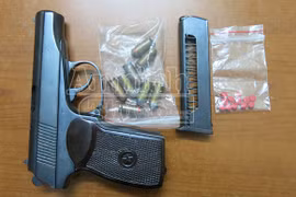 Mang theo súng K59, "bay lắc" ngay trên xế sang Mercedes