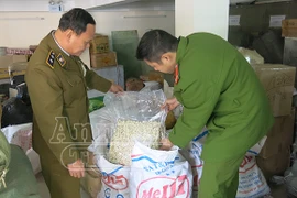 Phát khóc với… hạt dẻ cười, ô mai mốc trắng