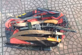 Mang đao, kiếm, ung dung kẹp ba lạng lách trên phố