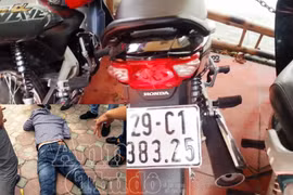 Vừa bẻ khóa xe, tên trộm bị nhân viên quán karaoke quật ngã