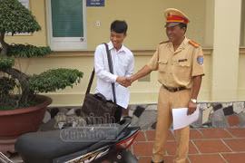 Vui mừng nhận lại xe máy sau 6 năm bị mất cắp