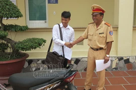 Vui mừng nhận lại xe máy sau 6 năm bị mất cắp