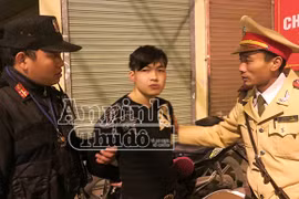 Đang cai nghiện heroin lại mua ma túy đá về sử dụng