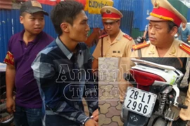 Mang tay công, đi xe bị phá khóa còn “chày cối” cãi là xe của bạn