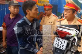 Mang tay công, đi xe bị phá khóa còn “chày cối” cãi là xe của bạn