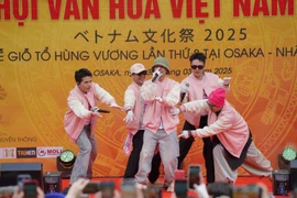 Nhóm "Nhà trẻ" khiến sân khấu Osaka "bùng nổ"