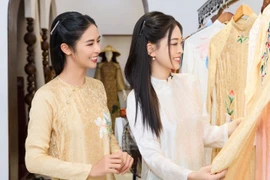  Ngọc Hân, Phương Nga khoe vẻ dịu dàng với áo dài lụa