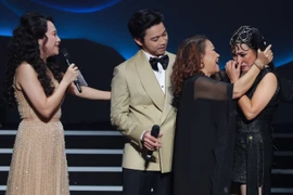 Phương Thanh khóc nghẹn trong vòng tay đồng nghiệp khi tái ngộ khán giả Thủ đô