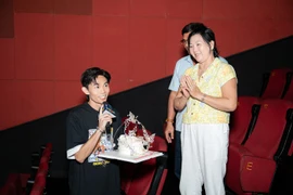 Hồng Thanh gây xúc động với màn mừng sinh nhật mẹ tại rạp phim