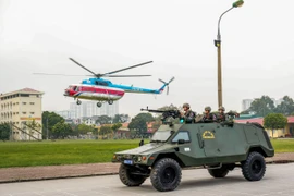 Dàn sao "Chiến sĩ quả cảm" “sốc nặng” trước buổi diễn tập có trực thăng, dàn khí tài hùng hậu