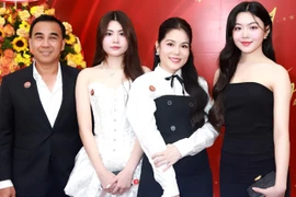 Vợ và hai con gái chúc mừng nghệ sĩ Quyền Linh lấn sân kinh doanh thành công 