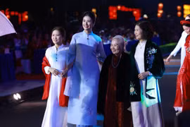 Bà ngoại, mẹ ruột lần đầu diễn thời trang áo dài cùng Ngọc Hân