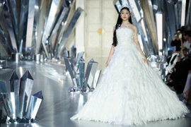 Con gái Quyền Linh khoe vẻ đẹp ngọt ngào tuổi 18 khi lần đầu catwalk ở show Chung Thanh Phong