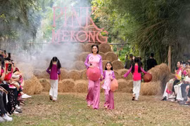 “Người đẹp Tây Đô” Việt Trinh gây bất ngờ khi tái xuất diễn thời trang 