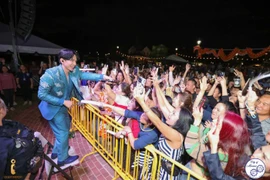 Đan Trường xúc động trước tình cảm kiều bào dành cho người dân các tỉnh phía Bắc