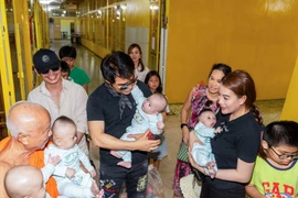 Trương Ngọc Ánh cùng ekip "Dragonfly" đến thăm trẻ em mồ côi và người già dịp cuối năm