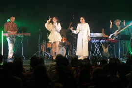 Mỹ Linh cùng gia đình mở màn tour châu Á tại Nhật Bản thành công rực rỡ