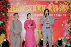 Việt Hương mang “Ngày xuân ấm áp” đến với bà con có hoàn cảnh khó khăn 