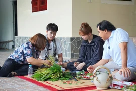 Dàn nghệ sĩ “xanh mặt” với trầu, cười ngất vì kẹo cu đơ Hà Tĩnh