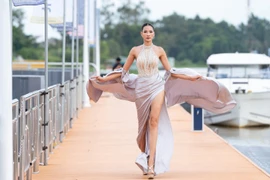 Hoàng Thùy khéo léo xử lý sự cố khi trình diễn ở "Vietnam International Sea Fashion Festival"
