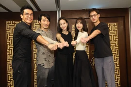 Liên Bỉnh Phát- Trương Quân Ninh vui vẻ trong tiệc đóng máy “Hoá ngoại chi y”