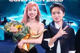 Trang Pháp mở đầu 2025 rực rỡ với giải Nữ ca sĩ của năm