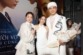 Kaity Nguyễn che mắt khi xem cảnh “nóng” của chính mình