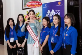 Hoa hậu Lý Kim Thảo nhận bằng khen của tỉnh Bạc Liêu