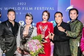 Trương Ngọc Ánh rạng rỡ hội ngộ Quyền Linh tại Mỹ