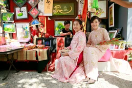 Siêu mẫu Minh Tú cùng mẹ diện áo dài đi xin chữ đầu năm mới 