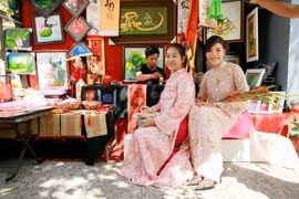 Siêu mẫu Minh Tú cùng mẹ diện áo dài đi xin chữ đầu năm mới 